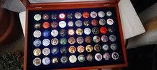 vitrine avec 60 capsules de champagne