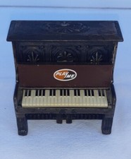 1) TAILLE CRAYON ANCIEN PIANO EN METAL DE COLLECTION PLAY ME VINTAGE 1970's