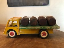 ANCIEN GROS CAMION A TIRER,  EN BOIS , Long. 41 cm " TRANSPORT DE TONNEAUX "