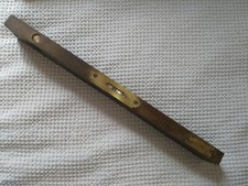 niveau à eau ancien en bois