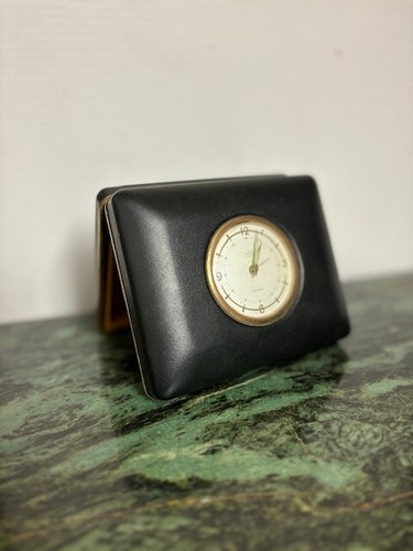 Une pendule boîte ancienne - une,