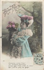 CP BONNE FETE FEMME ELEGANTE CHAPEAU FROUFROU AVEC BOUQUET FLEURS