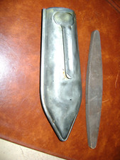 Outil Ancien Agriculture, Moissonneur coffin et sa pierre à affûter (galva) 22,5