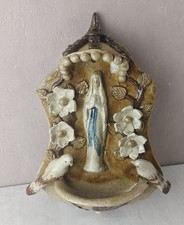 Ancien grand bénitier, en terre cuite, décor Vierge Marie colombes, Soufflenheim