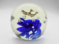 02) MAGNIFIQUE SULFURE PAPERWEIGHT BOULE PRESSE PAPIERS AUX POISSONS EN CRISTAL