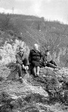 Femme âgée + 2 jeunes