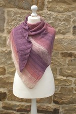 Châle asymétrique tricoté en fil dentelle mérinos dégradés de roses