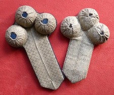 Fausse paire épaulettes militaires argentées avec 3 demi sphères A identifier