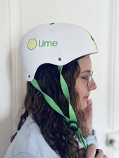Casque De Vélo Ou Trottinette De La Marque Lime. Taille Ajustable