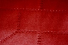 Coupon N°304 de tissu d'ameublement Alcantara microfibre rouge SUEDE entoilé