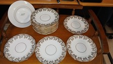 12 assiettes à pain en Porcelaine de Limoges Art Deco. Doré à l'or fin.