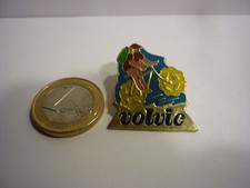 Pin's publicitaire VOLVIC VÉLO, Vintage de Collection. vtt