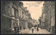 CPA Issoudun, Rue de la République, vue de la rue 1909 