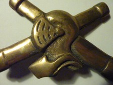 INS53 - Grosse insigne en laiton de béret des chars de combat - casque - canons