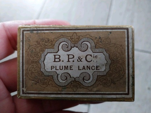 Boite plumes anciennes - de, b