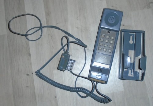 Téléphone fixe ancien mural - ancien,