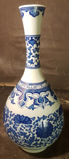 Vase en porcelaine bleu et blanc à col long fin XIXe – début XXe Siècle