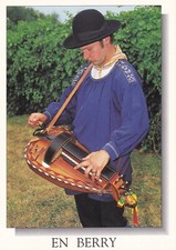 Carte postale 10x15cm postcard Scènes et Types du Berry NOHANT vielle à roue