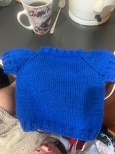 pull bebe en tricot  fait main neuf taille 3mois. Couleur bleu roi