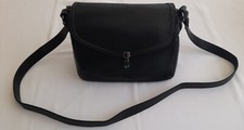 SAC EN CUIR DE COULEUR NOIRE EN BANDOUILIERE MULTI POCHES