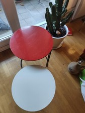 tables gigognes rouge et crème en acier thermolaqué