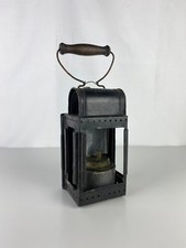 Ancienne Lampe Lanterne Carbure de Chemin de Fer en métal avec poignée en bois 