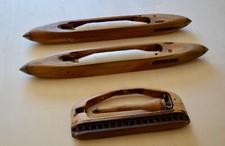 Lot 3 anciennes navettes de métier à tisser en bois massif et fer +2 bobines fil