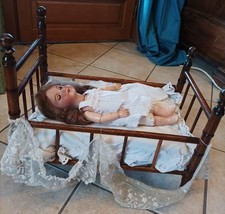 Lit ancien en pitchpin effet bambou pour poupée ancienne