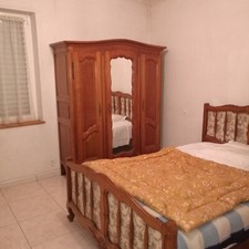 1 chambre à coucher (lit, armoire et chevet)