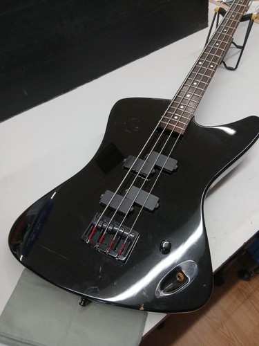 Guitare basse électrique