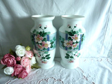 Paire de vases opaline blanche décor floral fleurs peint main blanc rose 27cm