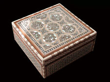 ANCIENNE BOITE ORIENTALE EN MARQUETERIE DE MOSAIQUE D'OS ET DE NACRE