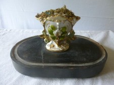 Socle bois et vase de mariée en porcelaine décoré Ancien pour globe