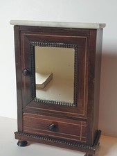 Petite armoire de Poupée