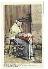 43  DENTELLIERE AU PETIT CHAPEAU