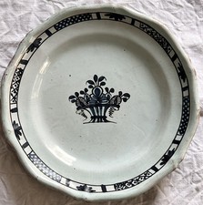PLAT ROND CUL NOIR D 29,5 cm FAIENCE DE FORGES LES EAUX PANIER FLEURI BLEU XIX e