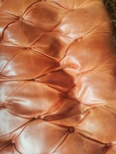 canapé chesterfield 3 places cuir rouge. 