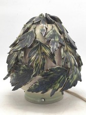 lampe veilleuse en barbotine à décor de feuilles vertes, forme obus à restaurer