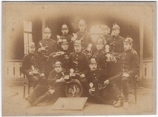 Ü392 Photo Carton Dur Soldats Pompiers ? Pickelhauben - Aucun Bielle Métal ??