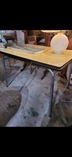 table en formica jaune vert