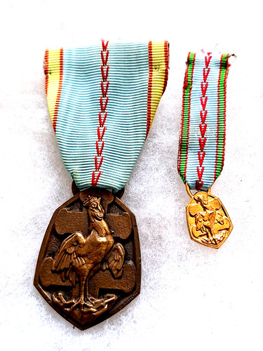 Une médaille commémorative - une,