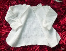 VETEMENT POUR POUPEE / JOLIE VESTE OU BRASSIERE ANCIENNE AU TRICOT MECANIQUE 