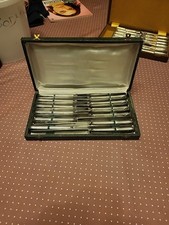 Lot de 12 Grands couteaux de table  en métal argenté  24,5cm