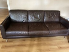 canapé cuir marron 3 places vintage. 210 x 80 cm. 3 coussins carrés de 60 cm