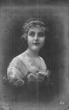 CP NOIR BLANC PORTRAIT FEMME ELEGANTE FLEURS - 8583