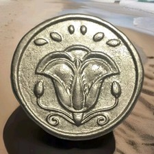 Fleur. Lys. Orchidée. Lotus. Olive. Jeton de pièce de monnaie. Rare !
