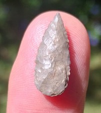 Préhistoire, pointe de flèche en silex provenant de Mauritanie, couleur grise