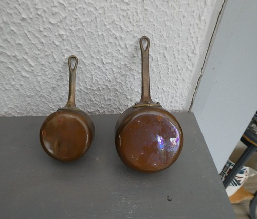 Deux anciennes casseroles - deux,
