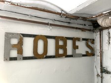 Ancienne enseigne de métier de vetements pour dame ROBES en metal, indus, lettre