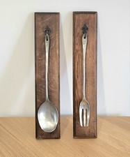 ETAIN PUR Grande Cuillère et Fourchette avec Support mural en Bois, Déco Art